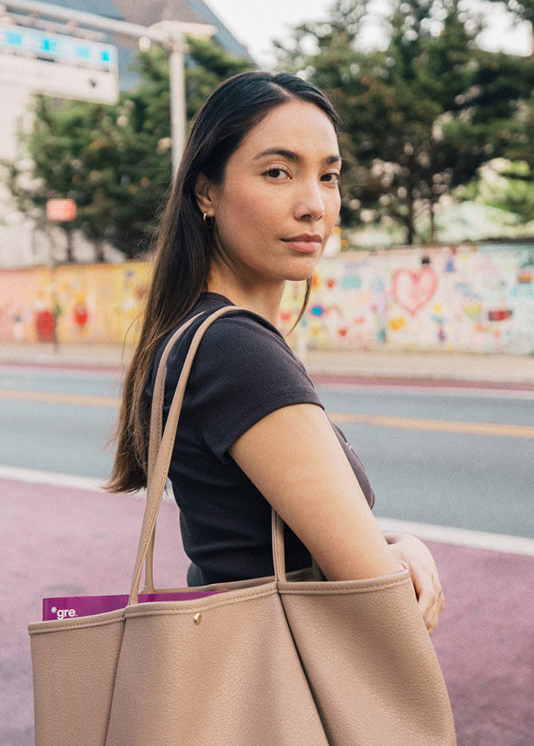 Frauen mit einer Tasche