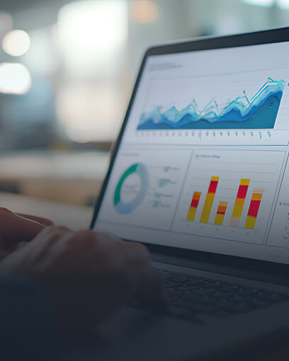 Laptop zeigt Datendiagramme und Diagramme an, die Forschungsberichte und wissenschaftliche Analysen darstellen.